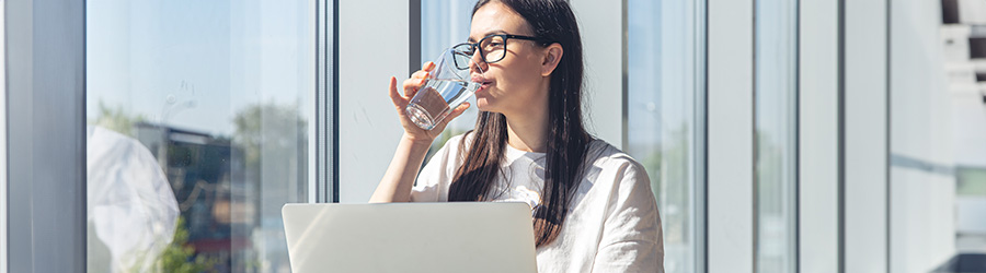 La Importancia de Beber Agua en el Teletrabajo